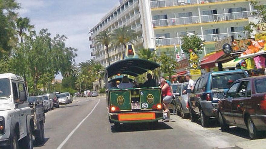 Una persona accedía ayer al tren turístico que recorre el Port d´Alcúdia.