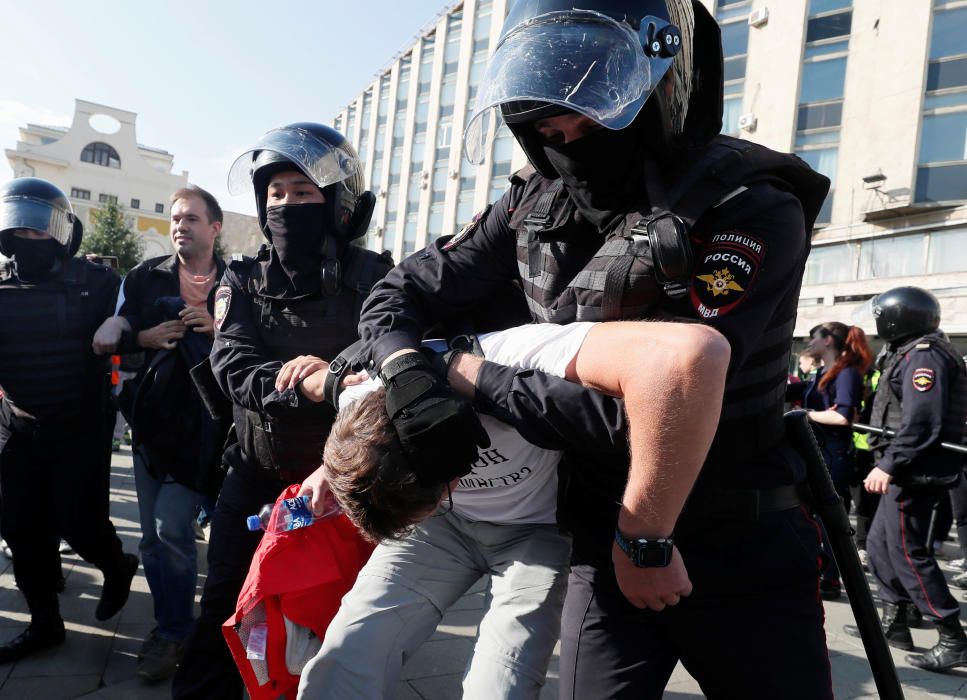 Cientos de detenidos en una protesta en Moscú.