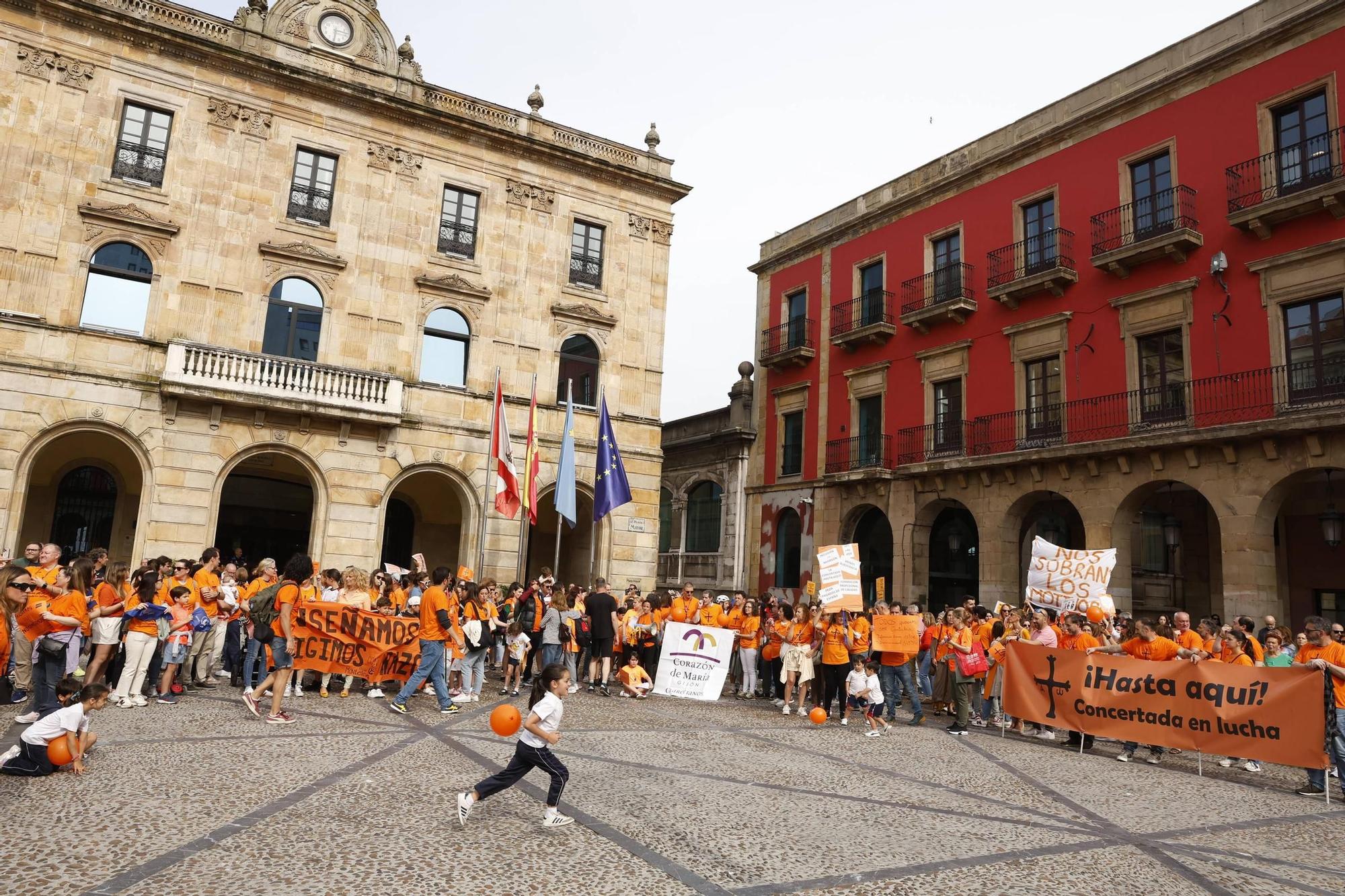 Así fue la gran concentración en Gijón por la educación concertada (en imágenes)