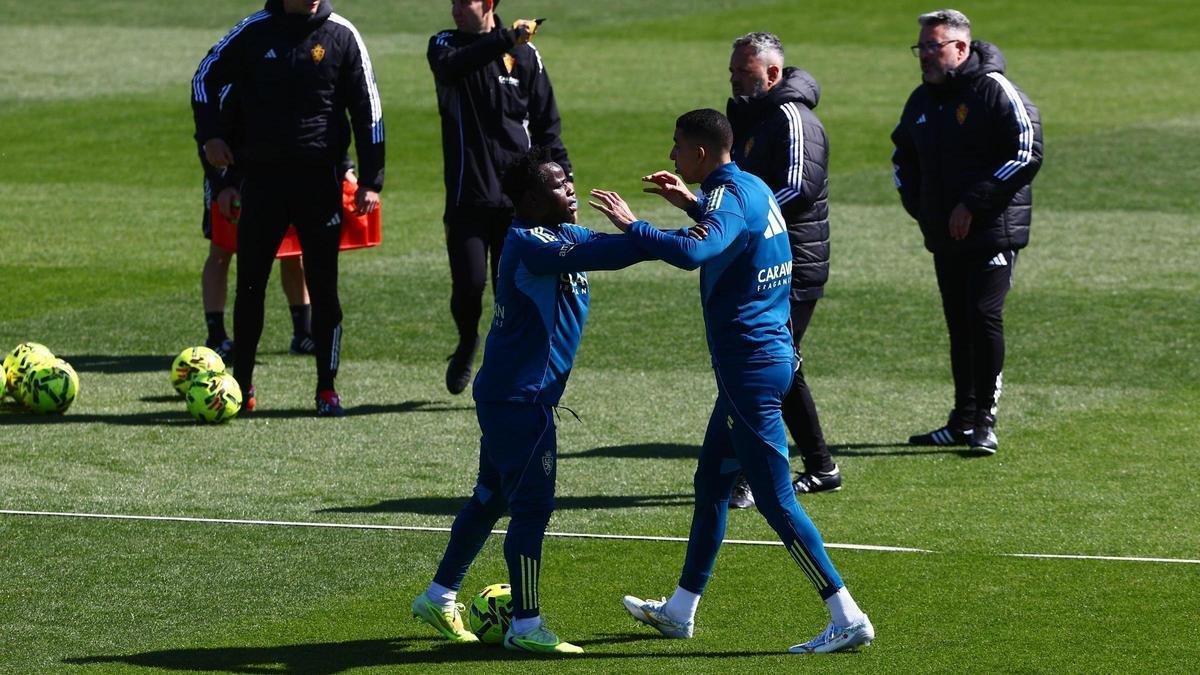 El Yamiq y Mawuli bromean durante el entrenamiento de este sábado.