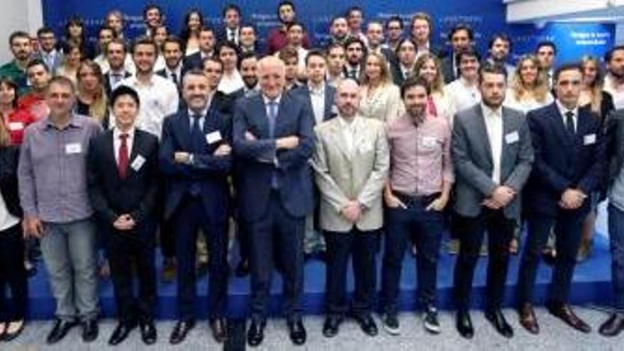 Juan Roig con los responsables de los proyectos ganadores de Lanzadera.