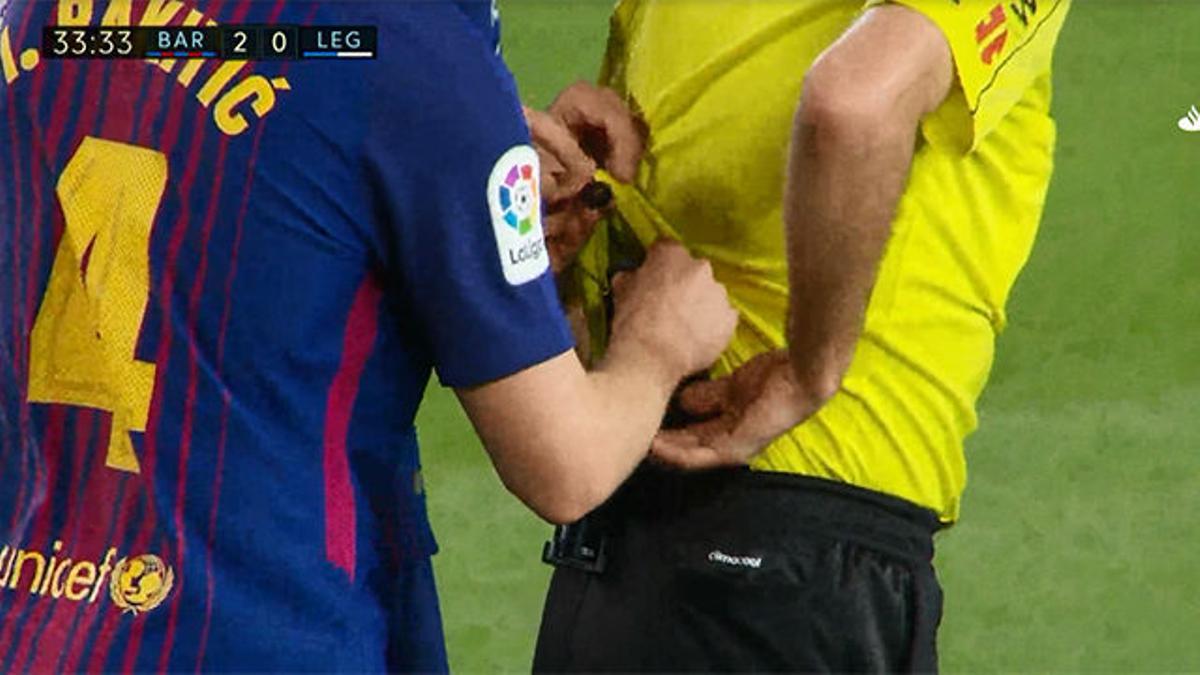 LALIGA | FC Barcelona - Leganés (3-1): El gesto de Rakitic con el árbitro durante el partido