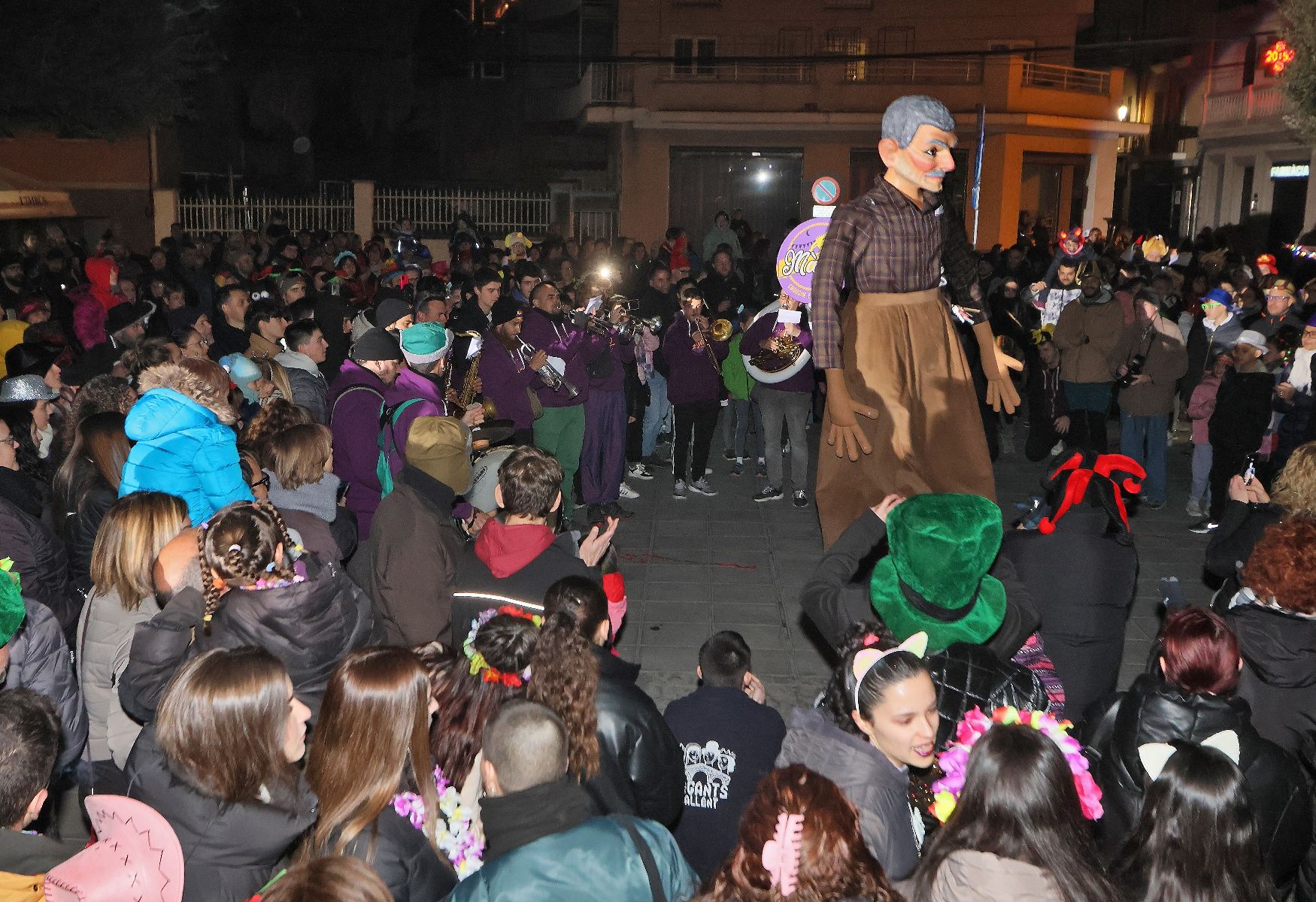 Sallent es desferma amb una rebuda gegantina entre focs d’artifici