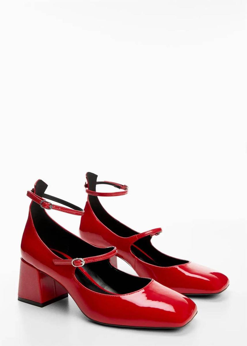 Zapato charol hebillas de Mango (precio: 39,99 euros)