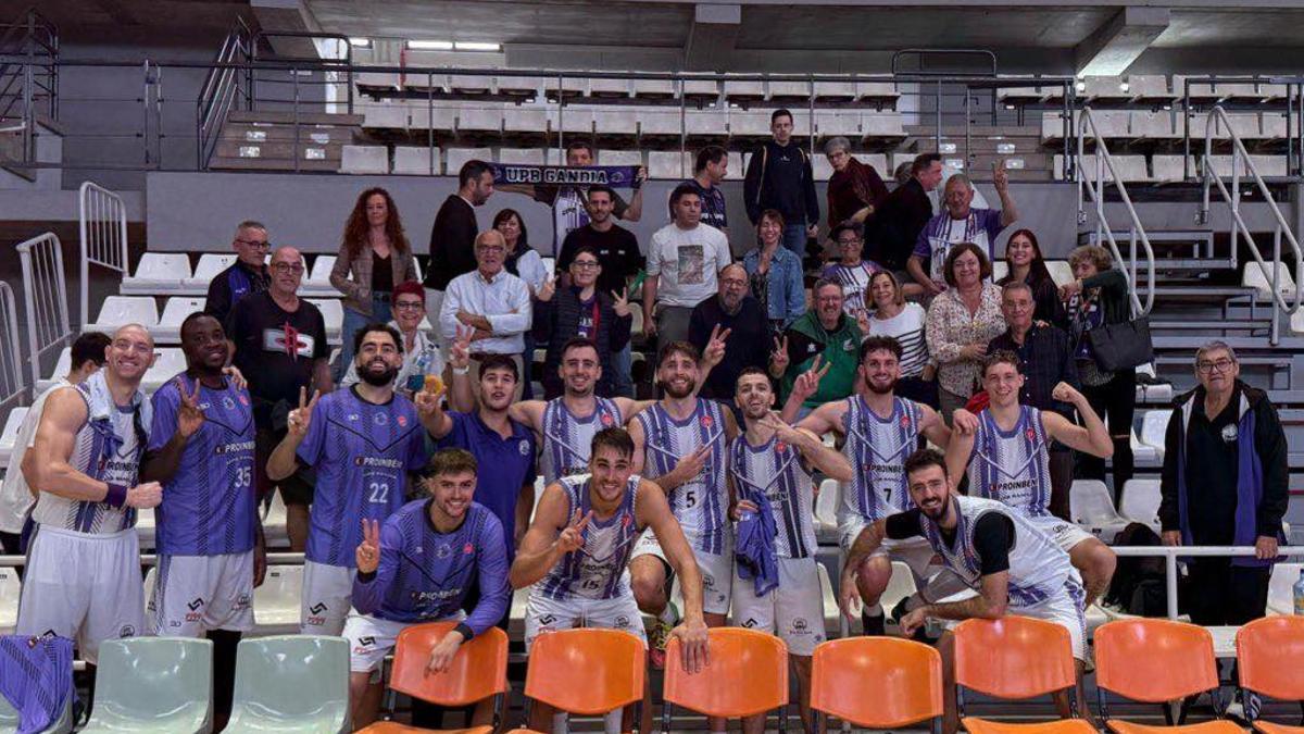 Proinbeni UpB Gandia celebra con la afición su triunfo en Castelló