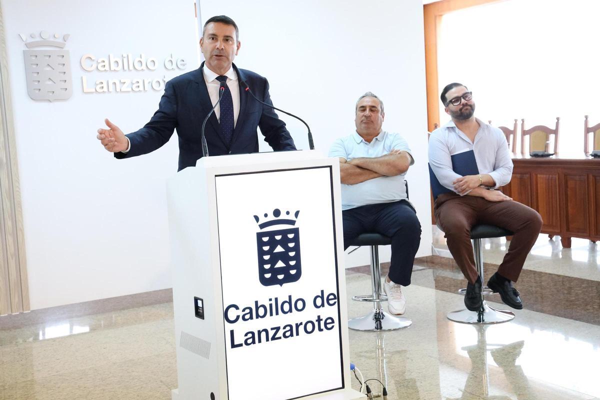 Oswaldo Betancort (i), Ángel Vázquez y Jesús Machín, este lunes, en la presentación del Plan Especial de Ordenación de La Geria