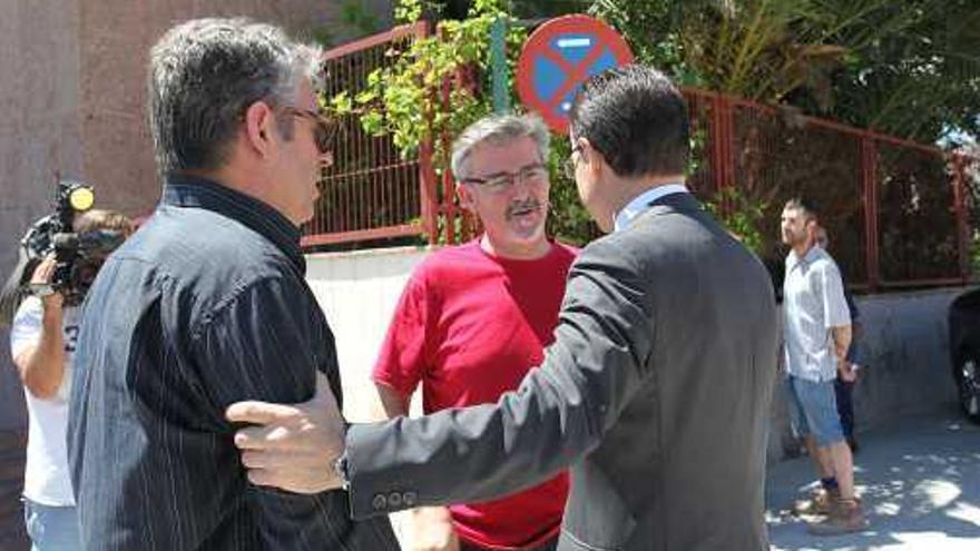 Castellano y miembros de UGT a las puertas de los juzgados.