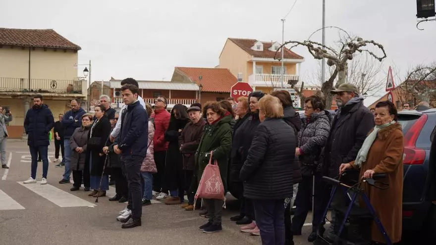 Minuto de silencio en Moraleja del Vino por el niño fallecido por atragantamiento