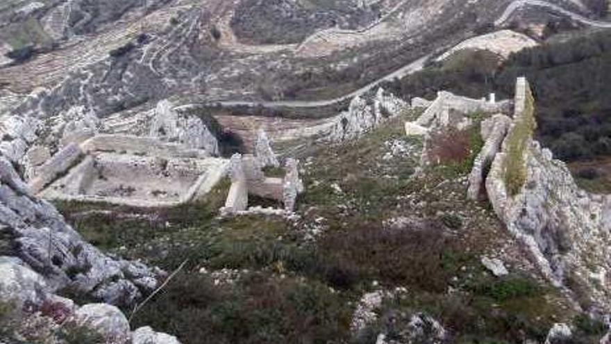 Las ruinas del castillo que se alzaba en un espolón de piedra.