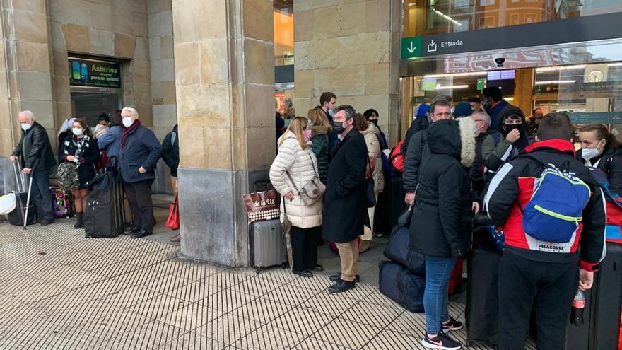 Pasajeros del Alvia en la estación de Oviedo.