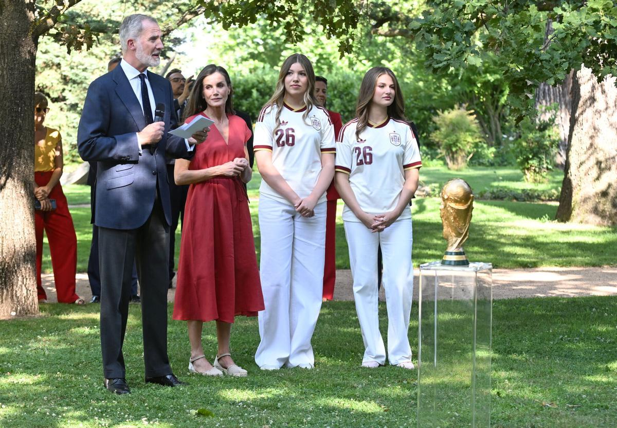 La Princesa Leonor, el Rey Felipe VI, la Reina Letizia y la Infanta Sofía durante la audiencia a la selección española