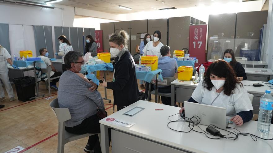 Colas para vacunarse sin cita contra el covid y la gripe en Castelló
