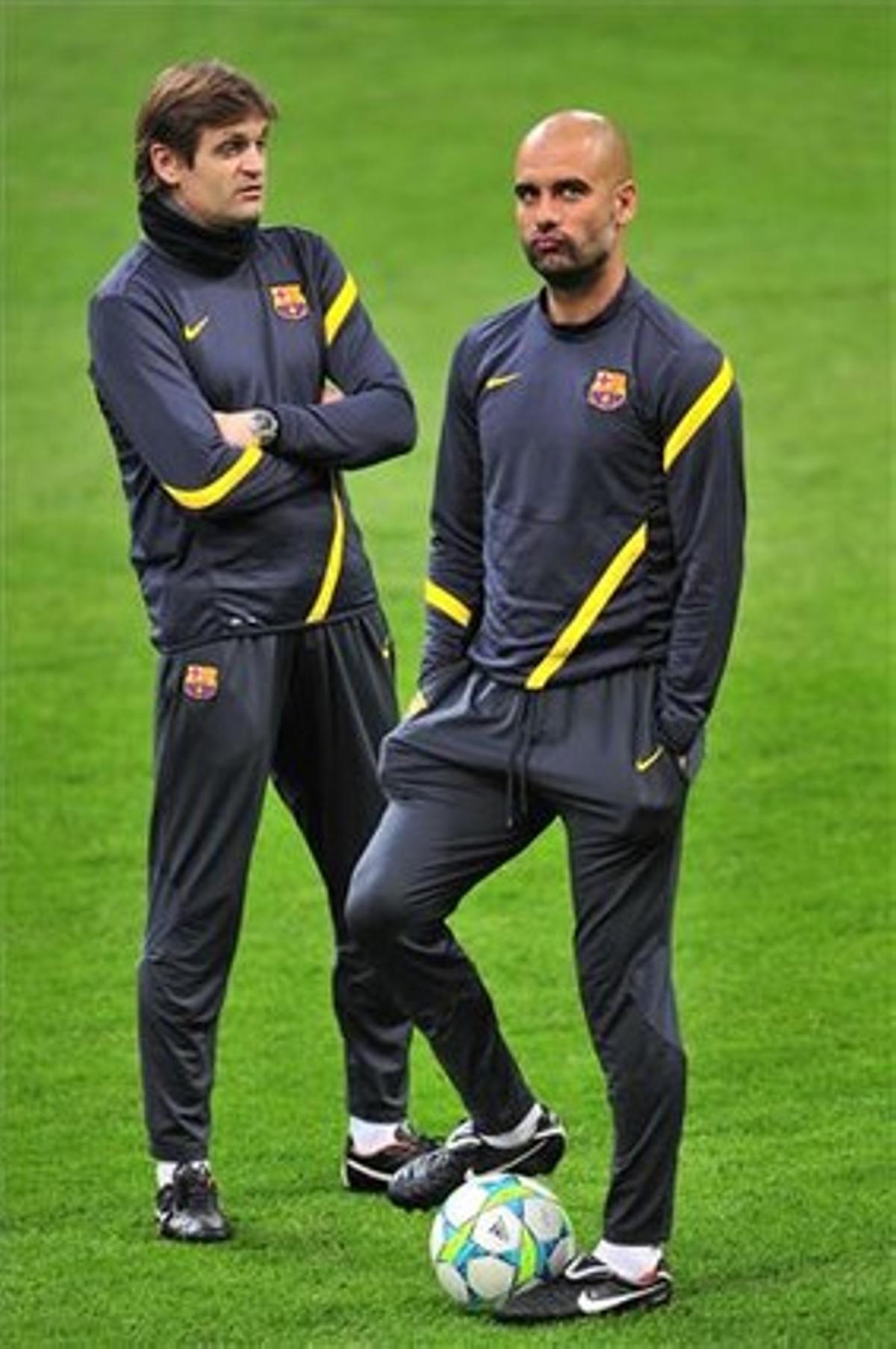 Josep Guardiola, com a primer entrenador del Barça, i Tito Vilanova, com segon, en una sessió d’entrenament a San Siro.