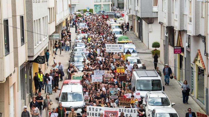 Protesta multitudinaria en A Laracha para decir "no" a la planta de biogás en Soandres