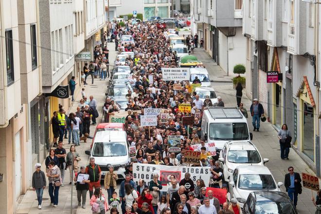 Protesta multitudinaria en A Laracha para decir "no" a la planta de biogás en Soandres