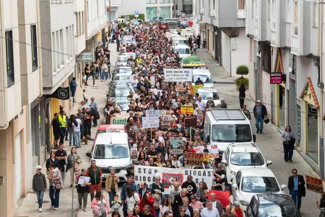 Protesta multitudinaria en A Laracha para decir "no" a la planta de biogás en Soandres
