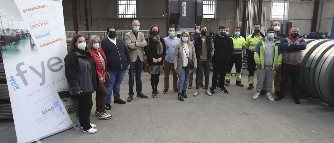 Los alumnos del curso en montaje de paneles solares, ayer, junto a Juan Carlos Guerrero, María Pérez y Javier Fernández Font, en las instalaciones de Alusin Solar. | Ricardo Solís