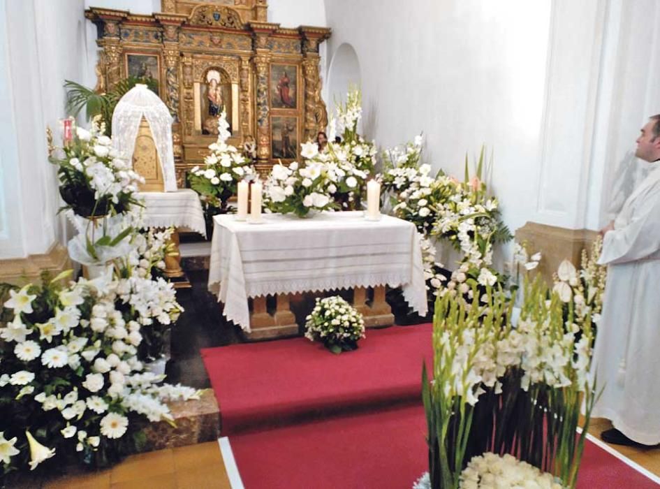 Vistosa ofrenda floral a la Mare de Déu Trobada en Sant Llorenç d’es Cardassar