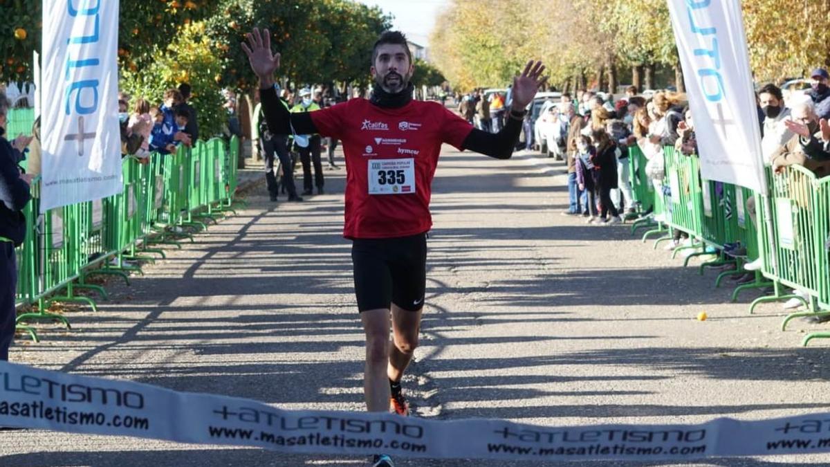 Juan Bautista Expòsito entra vencedor en la meta de la CP Cañada Real Soriana.