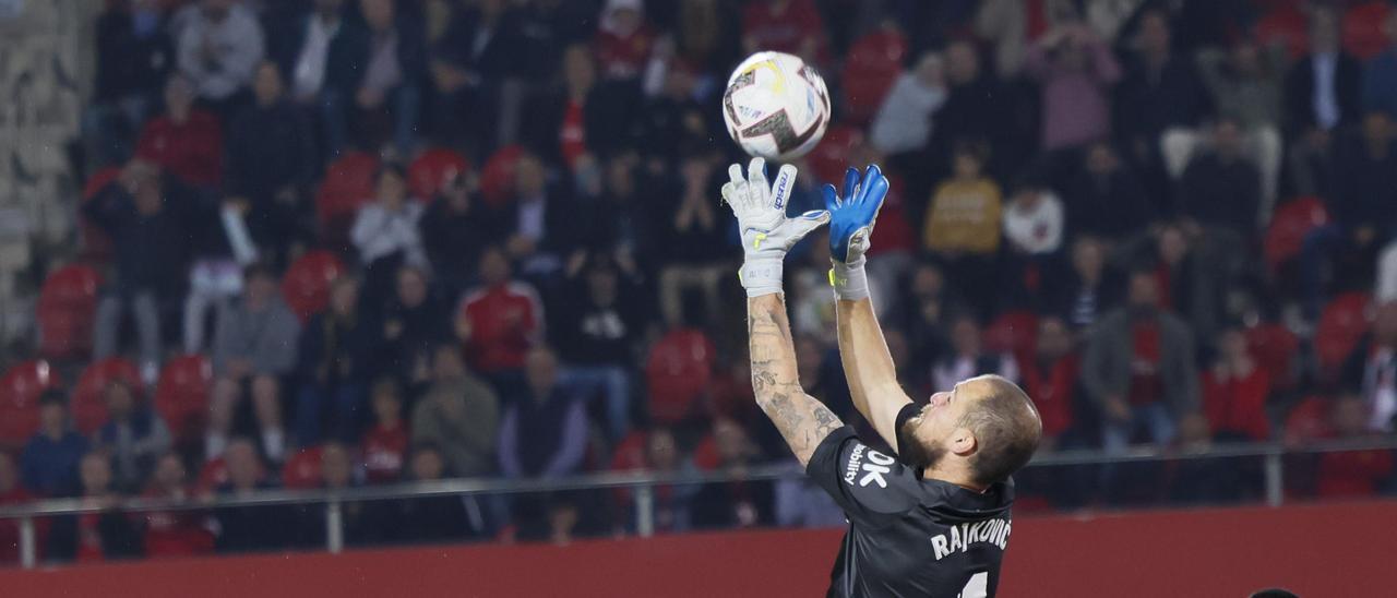 Rajkovic atrapa un balón por alto.