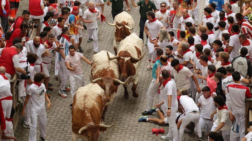 Los Miura cumplen en su enésima participación en San Fermín con un encierro peligroso y limpio