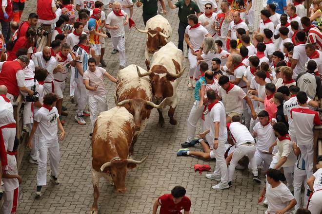 Los Miura cumplen en su enésima participación en San Fermín con un encierro peligroso y limpio
