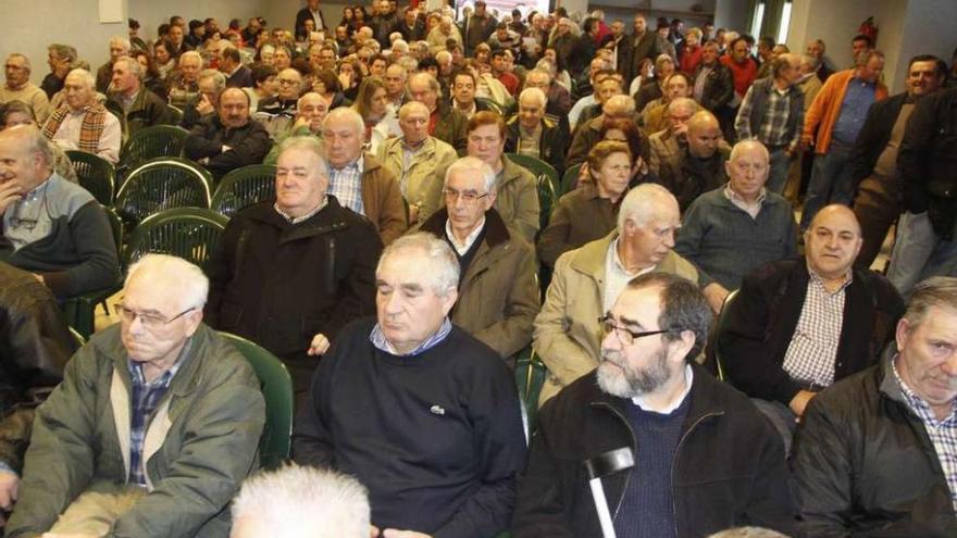 Numerosos comuneros asistieron a la asamblea de ayer. // Santos Álvarez