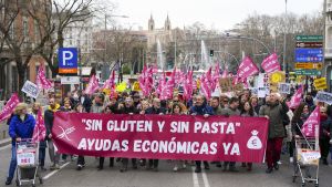 Manifestación convocada por la Asociación de Celíacos y Sensibles al Gluten bajo el lema Sin gluten y sin pasta desde el Ministerio de Sanidad hasta la Puerta del Sol en Madrid este domingo. EFE/ Borja Sánchez-Trillo