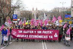 Manifestación convocada por la Asociación de Celíacos y Sensibles al Gluten bajo el lema Sin gluten y sin pasta desde el Ministerio de Sanidad hasta la Puerta del Sol en Madrid este domingo. EFE/ Borja Sánchez-Trillo