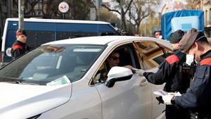 GRAFCAT3164. BARCELONA, 19/03/2020.- Mossos d’Esquadra realizan un control de vehiculos en el centro de Barcelona para velar por el cumplimiento del confinamiento, este jueves, durante la quinta jornada en estado de alarma por la pandemia de coronavirus. EFE/Alejandro García