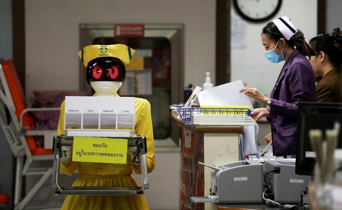 Un robot con un disfraz de enfermera transporta documentos médicos en el Hospital General de Mongkutwattana, en Bangkok, Tailandia.