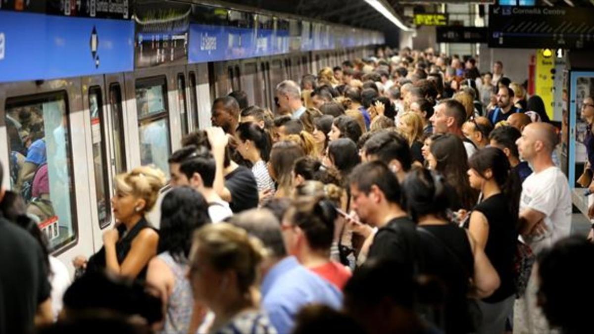 Aglomeración de viajeros en la estación de la Sagrera durante una jornada de huelga del metro.