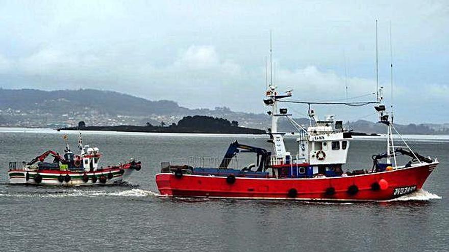 Cerqueros salen de un puerto gallego para faenar.