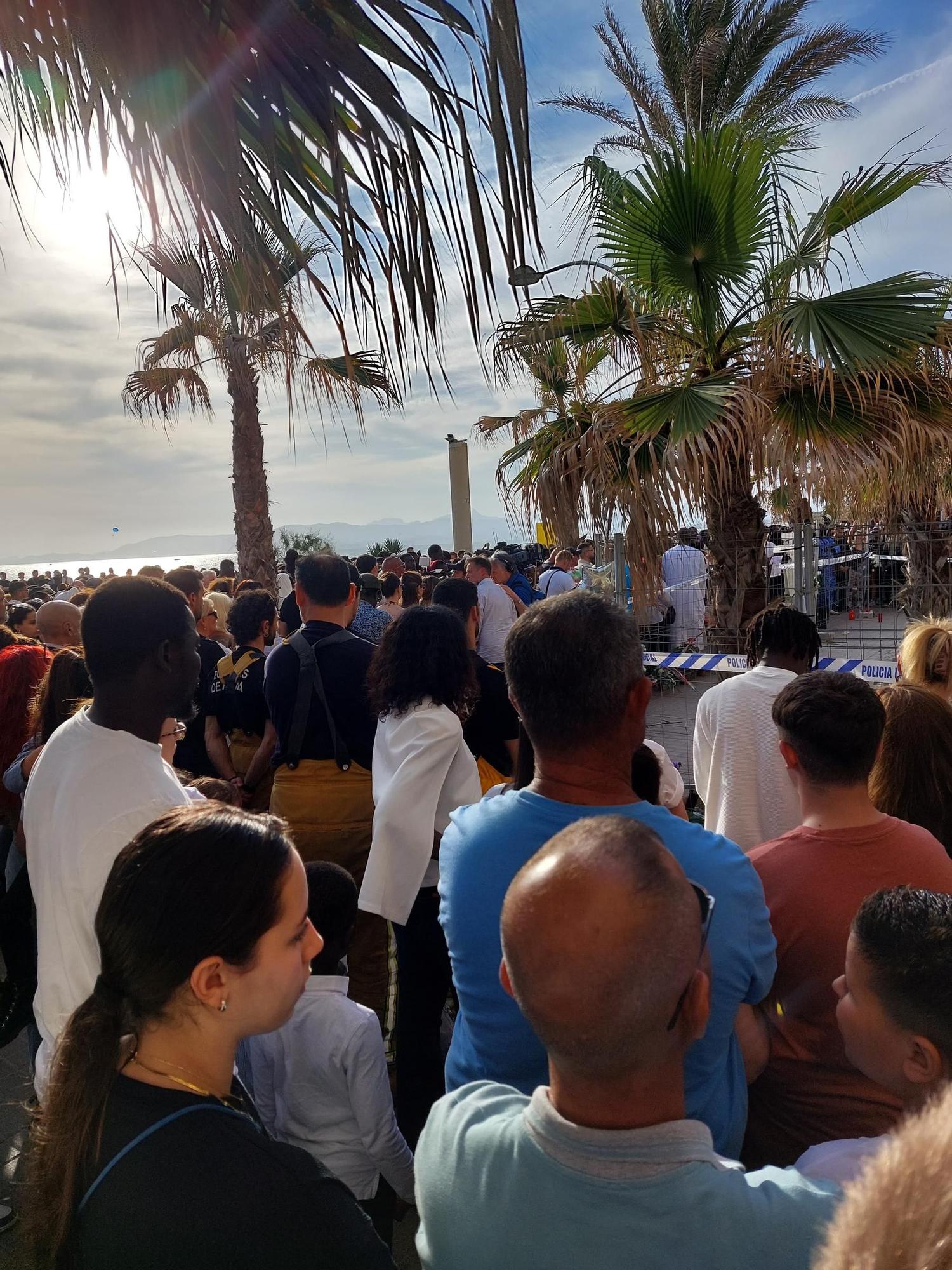 Homenaje a los fallecidos en la Playa de Palma