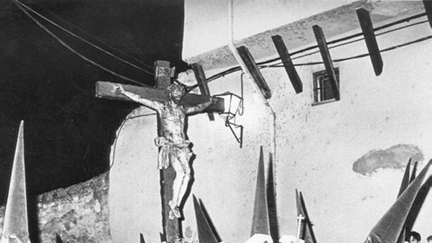 El Cristo de la Agonía, paso titular de la Hermandad de las Siete Palabras, en un desfile de la noche del Martes Santo