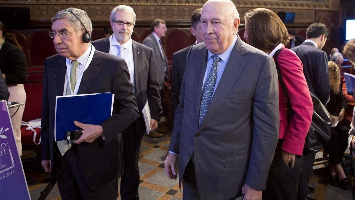 Óscar Arias (izquierda), en un acto en la Universidad de Barcelona en el 2015.