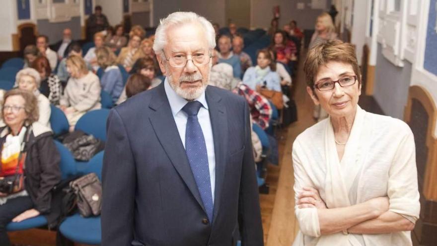 Pilar del Río y Marcelo Palacios, ayer, antes de la charla de la primera en el Antiguo Instituto.