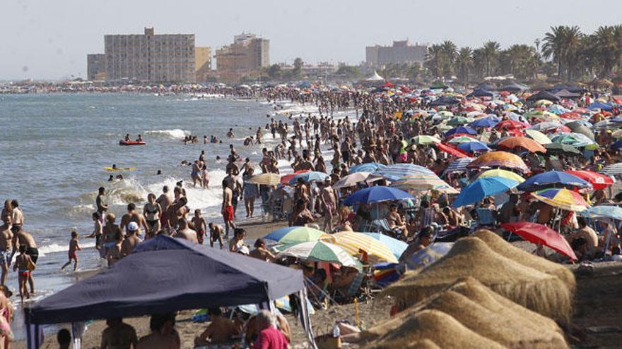 Los bañistas disfrutaron ayer de una jornada de playa.