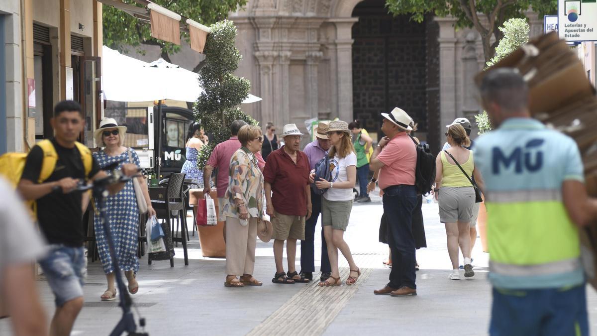 Un grupo de personas pasean por calle Trapería de Murcia.
