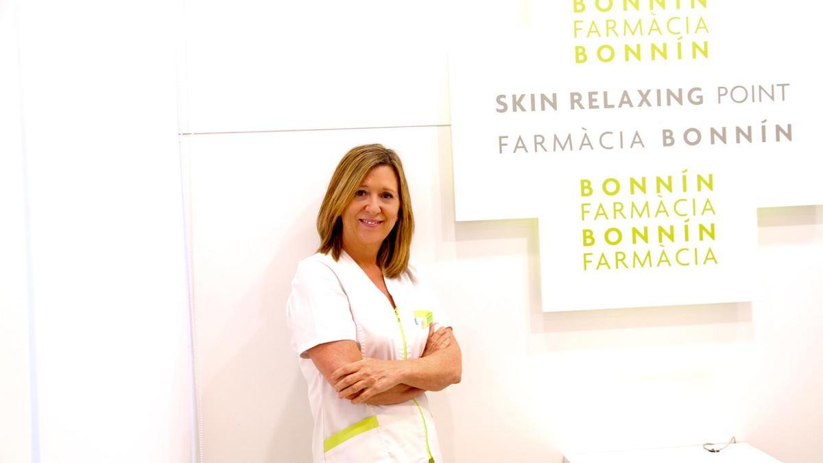 Teresa Bonnín, premiada a la excelencia farmacéutica, en su farmacia en Palma.