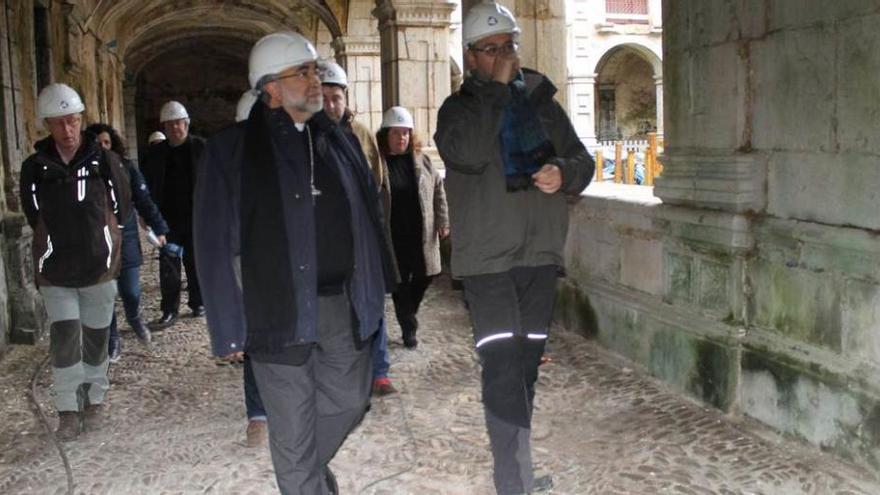 El arzobispo de Oviedo, Jesús Sanz, junto al arqueólogo del Principado José Antonio Fernández, durante la visita.