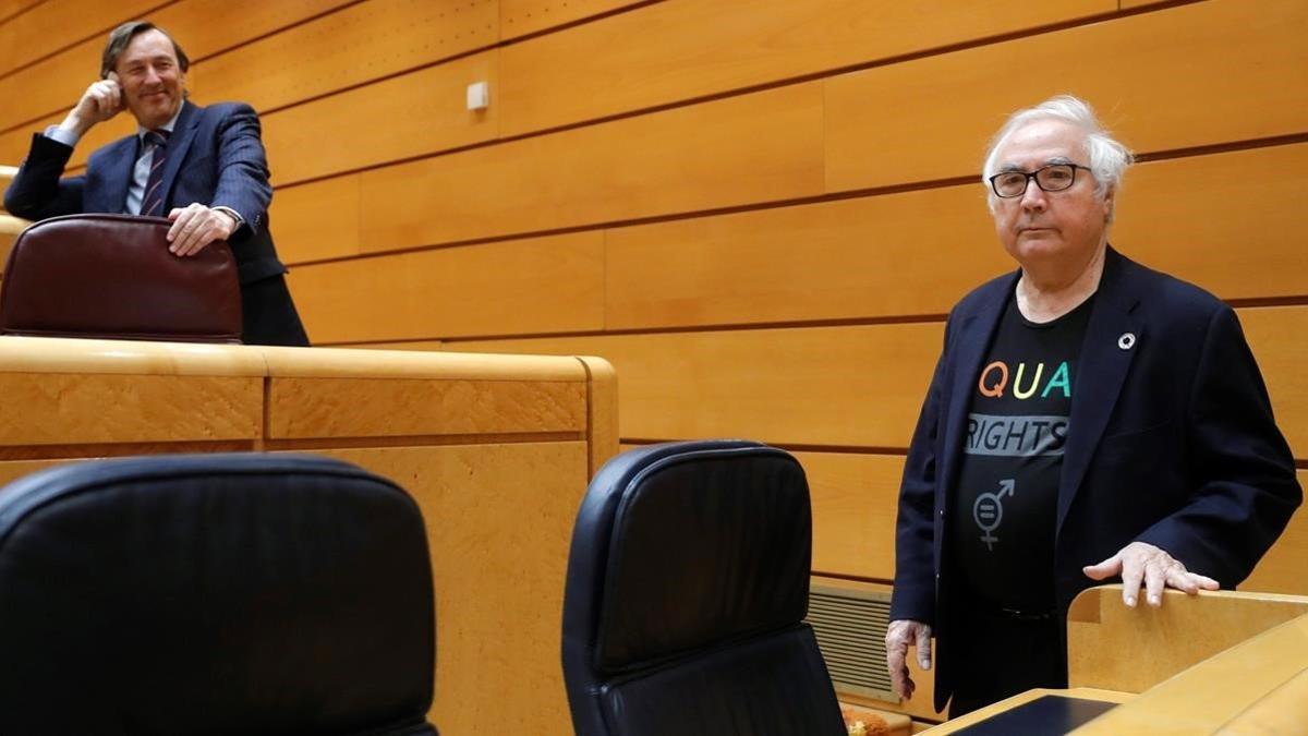 El ministro de Universidades Manuel Castells (en primer término) junto al senador del Partido Popular  Rafael Hernando (i)  durante la sesion de control al Gobierno en el pleno del Senado, el 3 de marzo del 2020 en Madrid