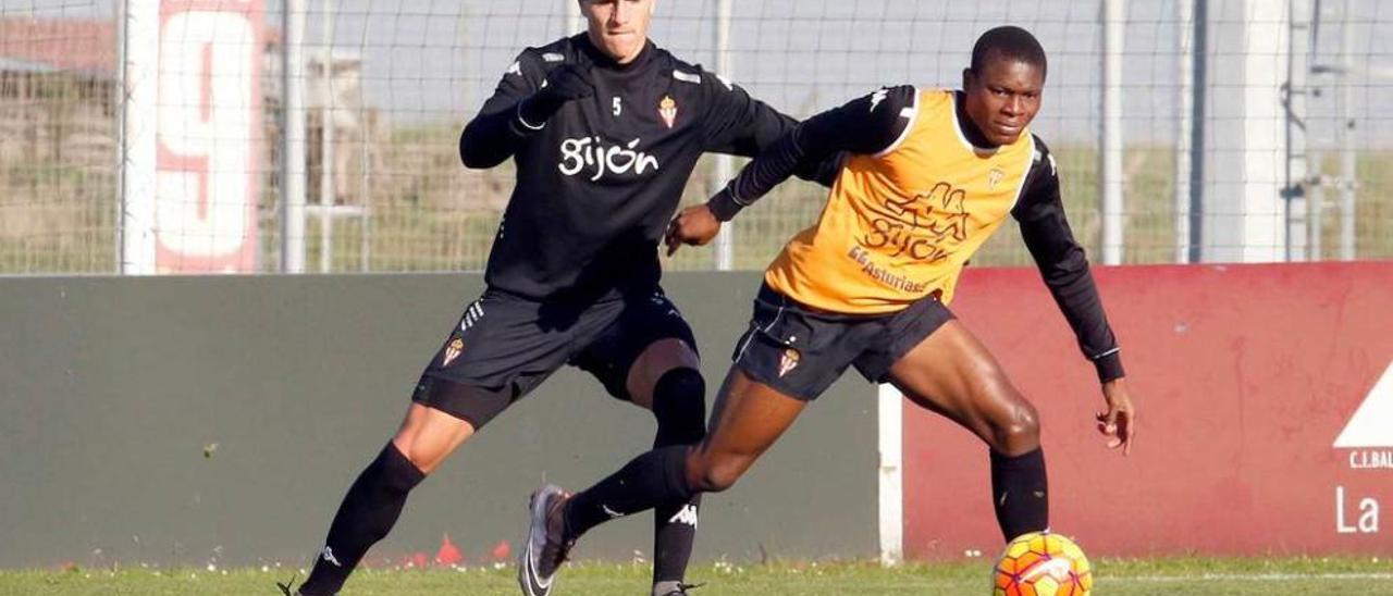 Bernardo presiona a Dani Ndi en un entrenamiento.