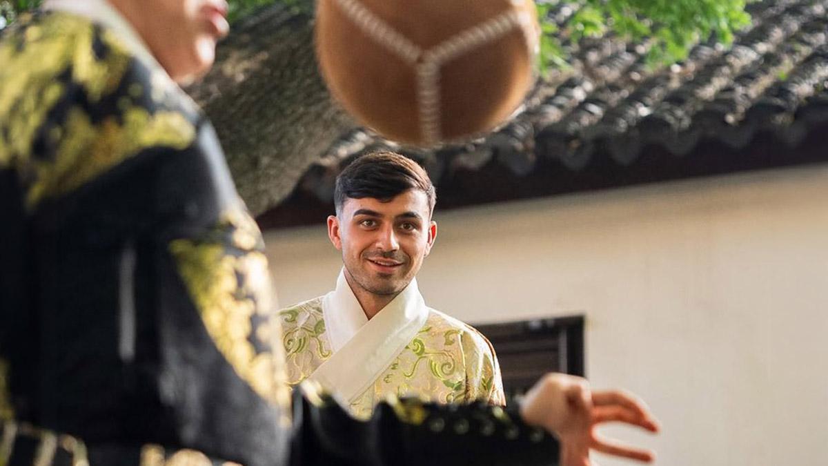 Pedri se viste de época en China para probar el cuju, el antepasado del fútbol