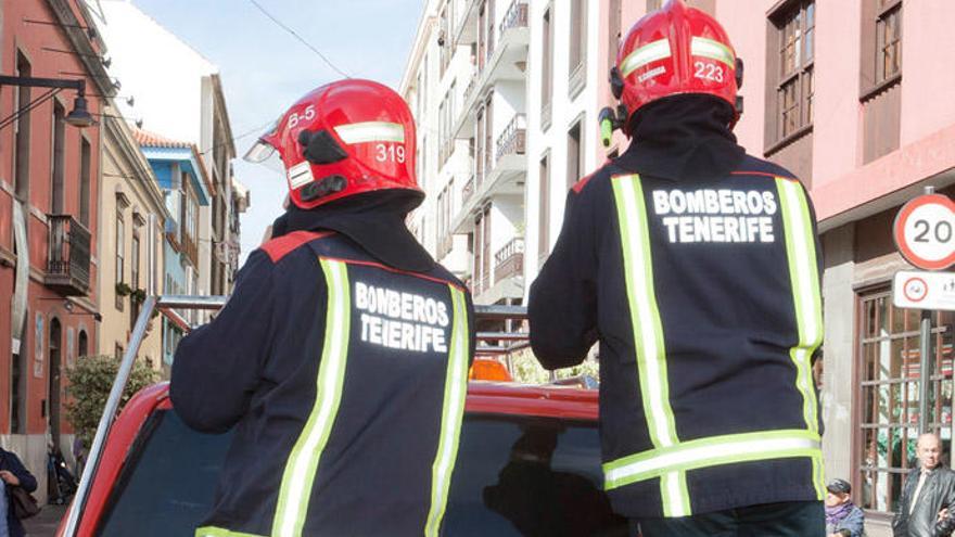 Un niño de once años intoxicado al incendiarse una vivienda en Tenerife