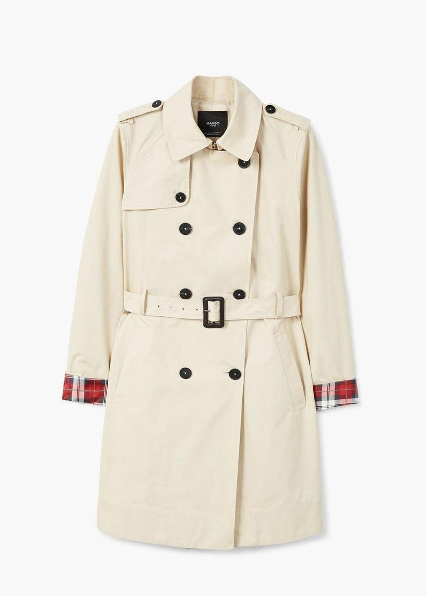 Trench con doble botonadura. (Precio: 59, 99 euros. Precio rebajado: 39, 99 euros)