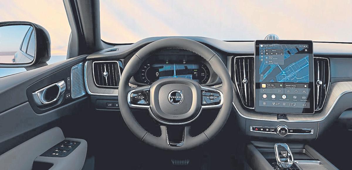 El Volvo XC60 PHEV lleva una pantalla táctil algo más grande que se ve y se usa mejor que la anterior.