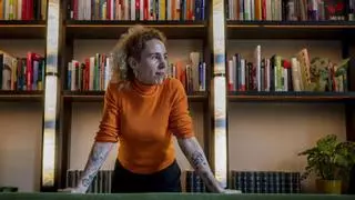 La dibujante Nadia Hafid publica 'Mal olor': "Convivimos con microrracismos y ‘microbullyings’"