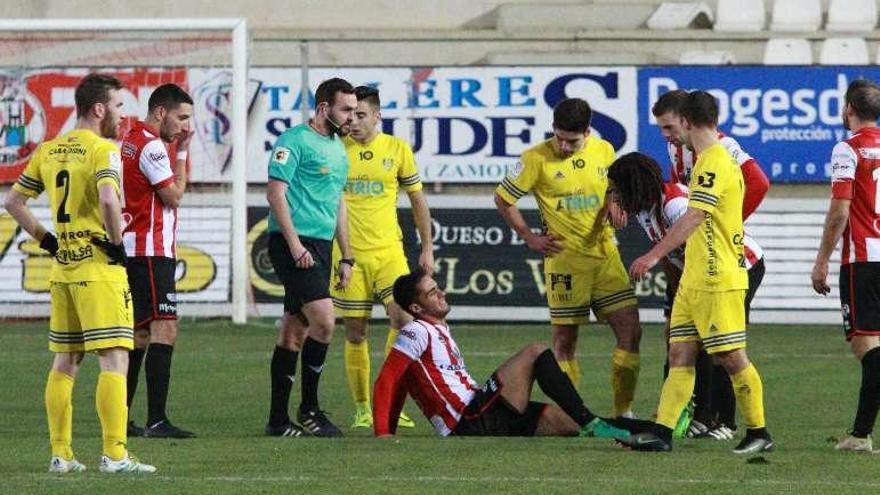 Ángel Encinar, en el suelo, tras lesionarse.