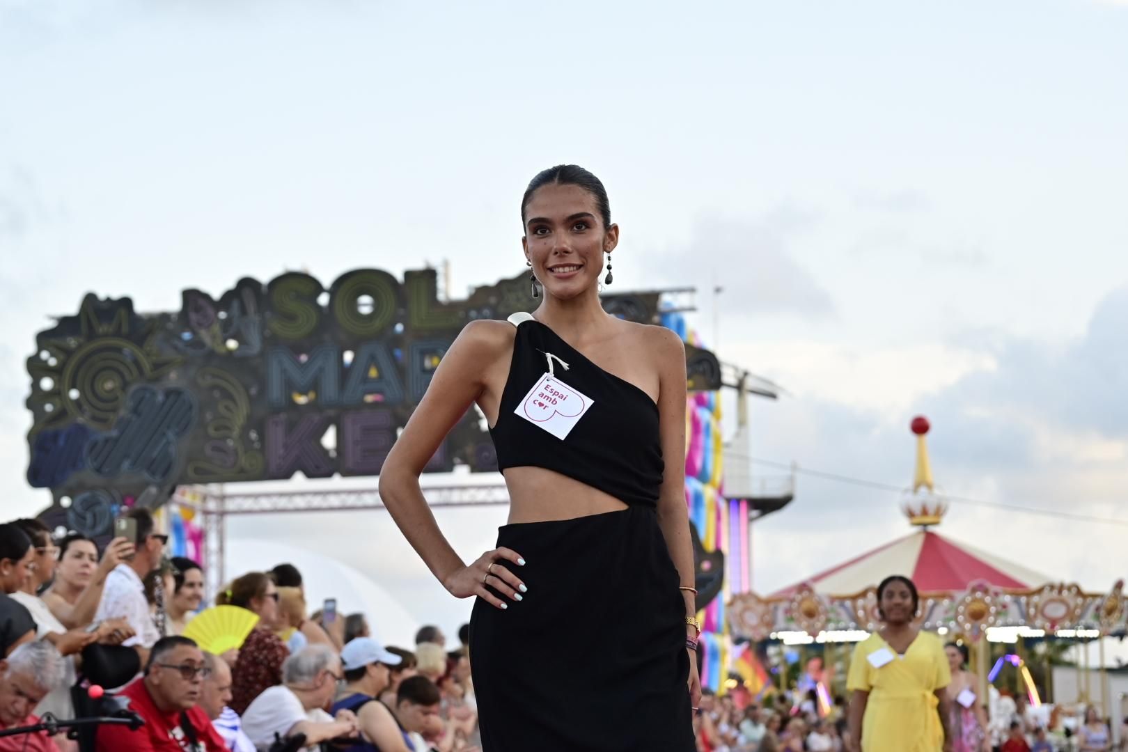 El Moll de Costa se viste de moda con el desfile solidario de Cáritas